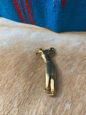 Source Unknown Gold-tone Golfer Pin